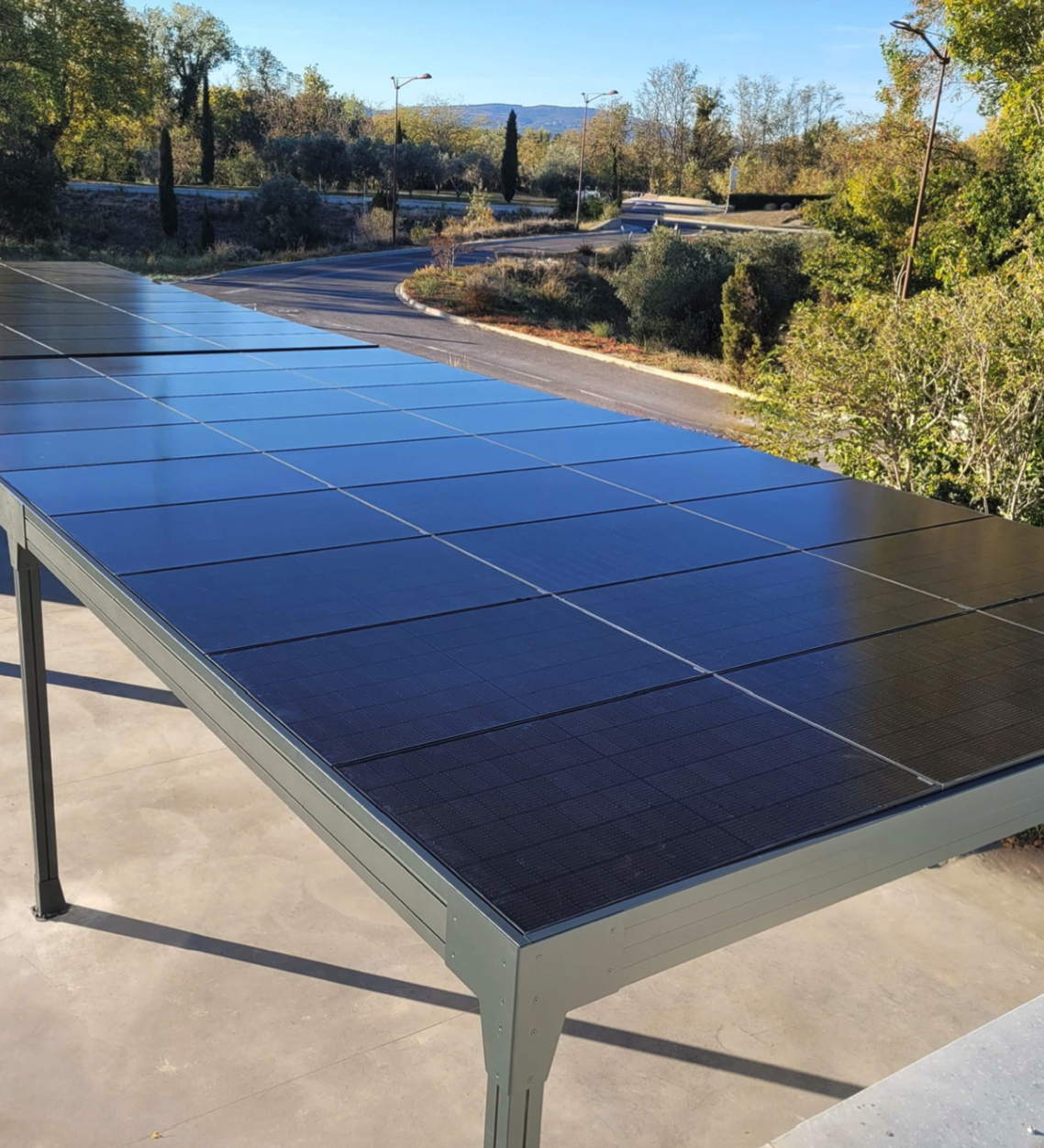 Carport 1 Place 4 kW Panneau solaire AE Solar 500W Comet avec onduleur centrale SolaX 6kW et Borne Electrique Monophasé